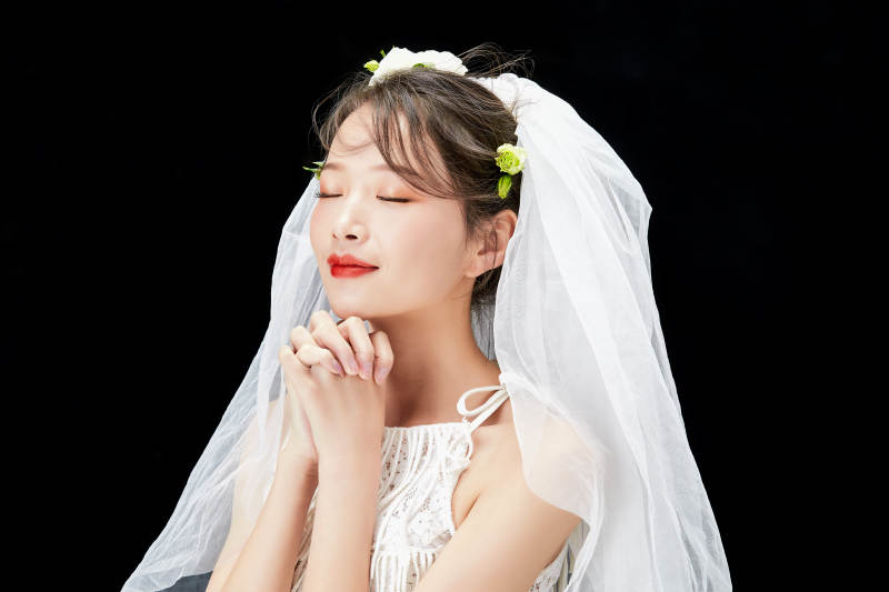 黑色背景下的美妆新娘彩妆人像图片