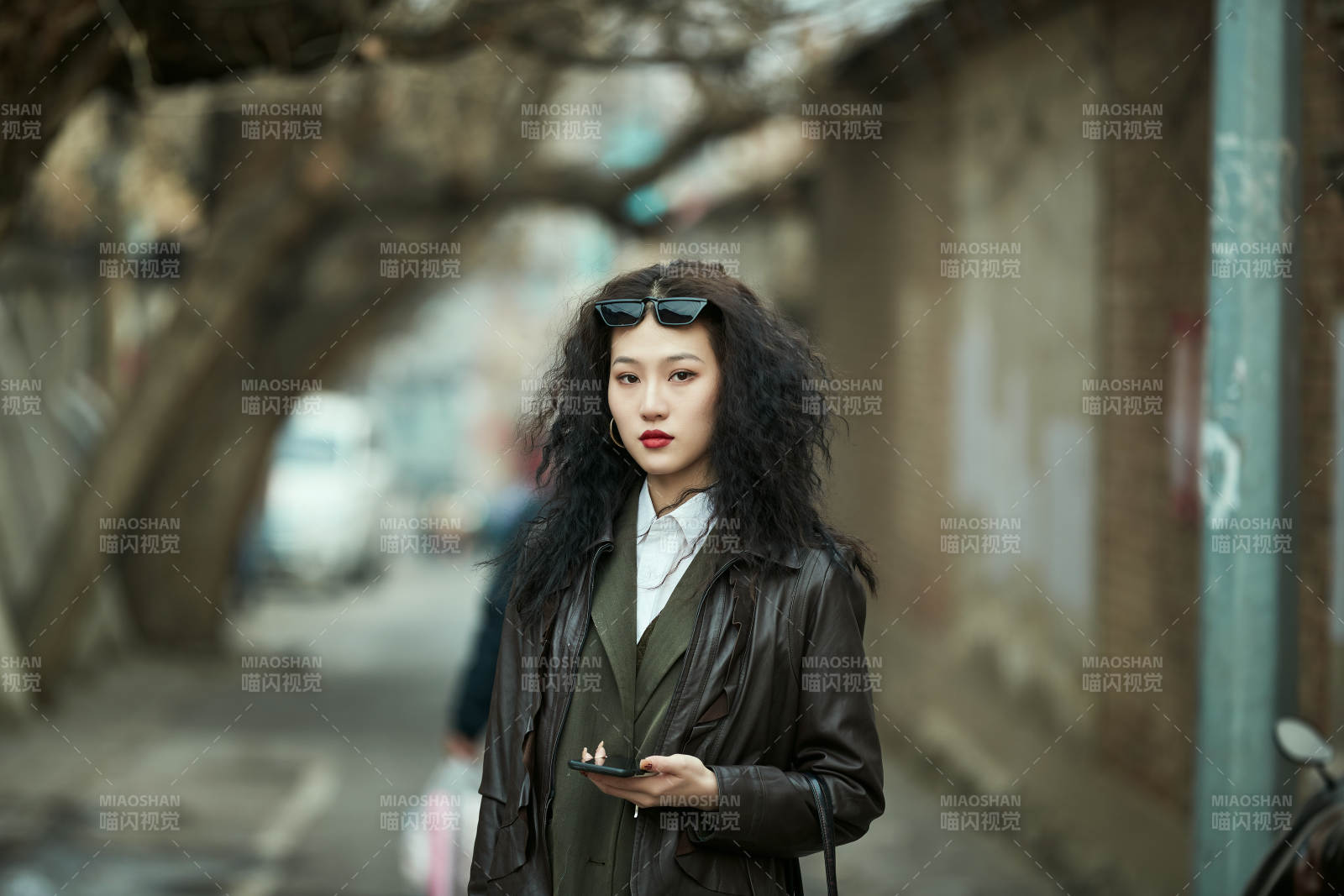 老旧城区里穿着复古港风的美丽清纯少女图片