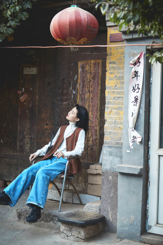 老旧城区里穿着复古港风的美丽清纯少女图片