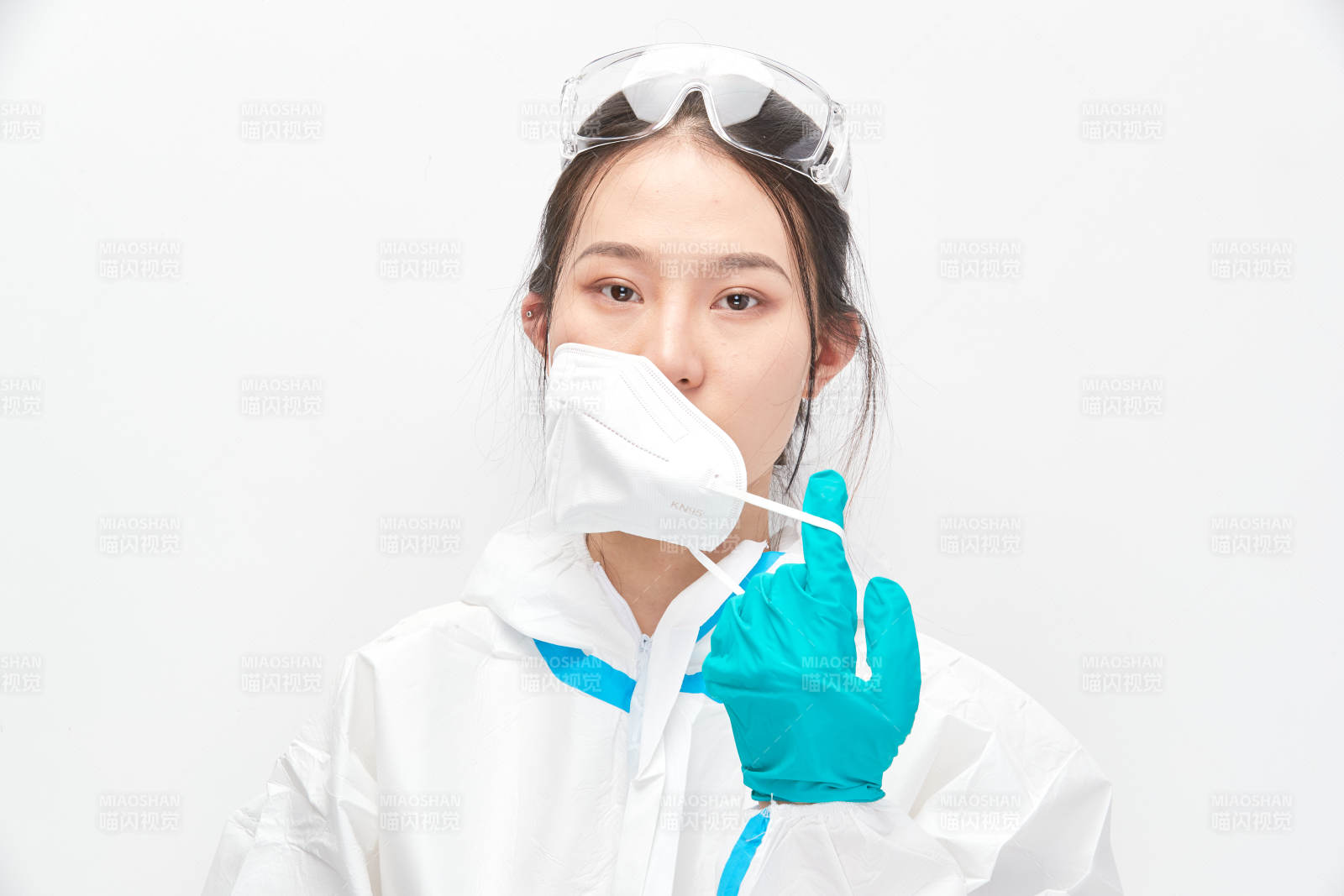穿白色防护服佩戴护目镜口罩的女性医疗人员图片