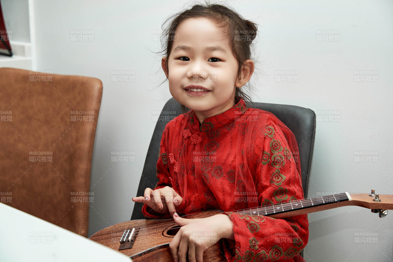 在家玩耍的亚洲小女孩图片