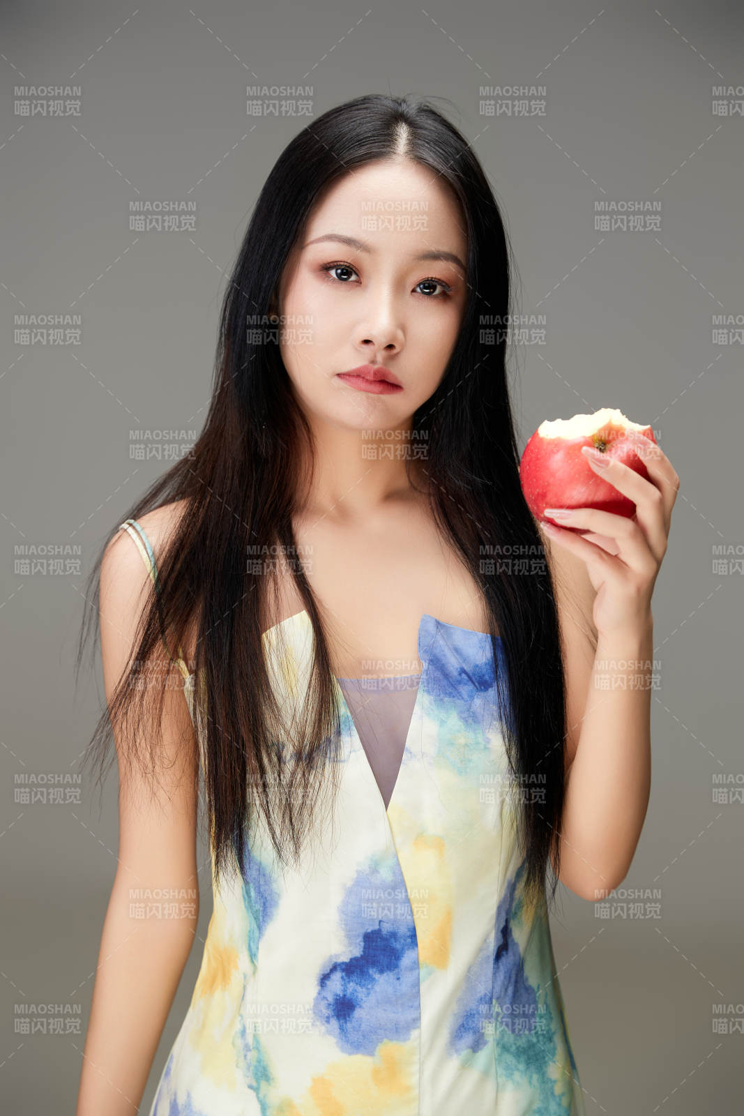 吃水果的亚洲东方长发少女图片