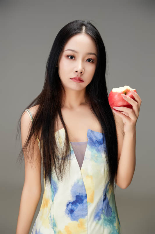 吃水果的亚洲东方长发少女图片