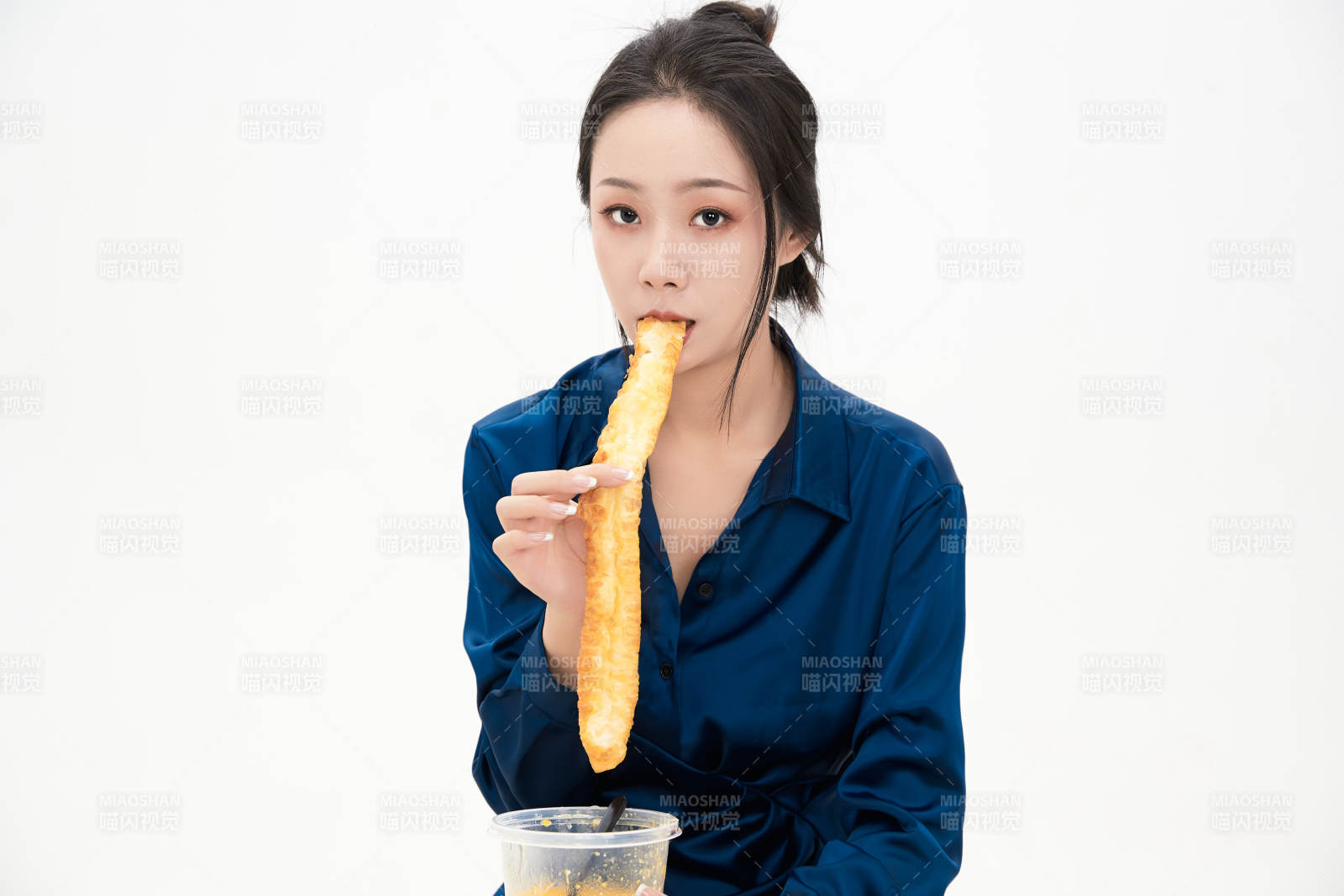 大吃特吃的亚洲可爱少女人像图片