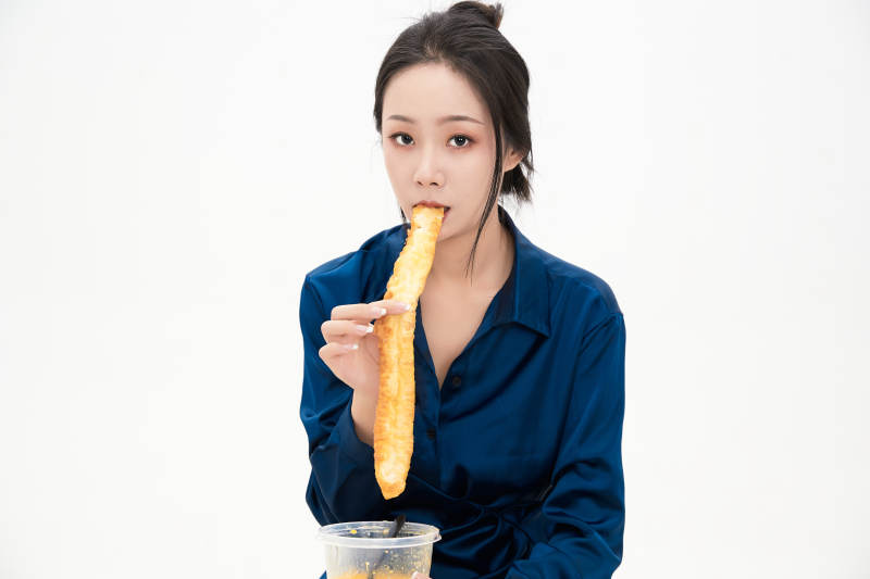 大吃特吃的亚洲可爱少女人像图片