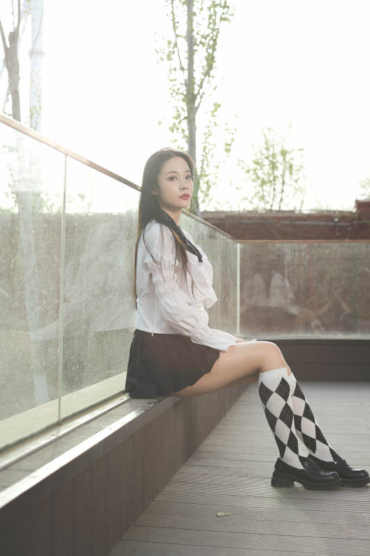 日系户外公园穿jk校服的少女图片