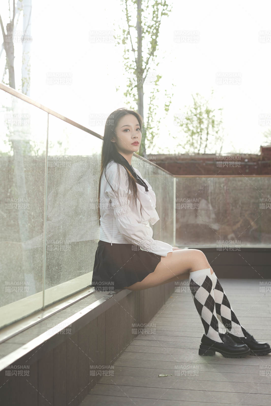 日系户外公园穿jk校服的少女图片