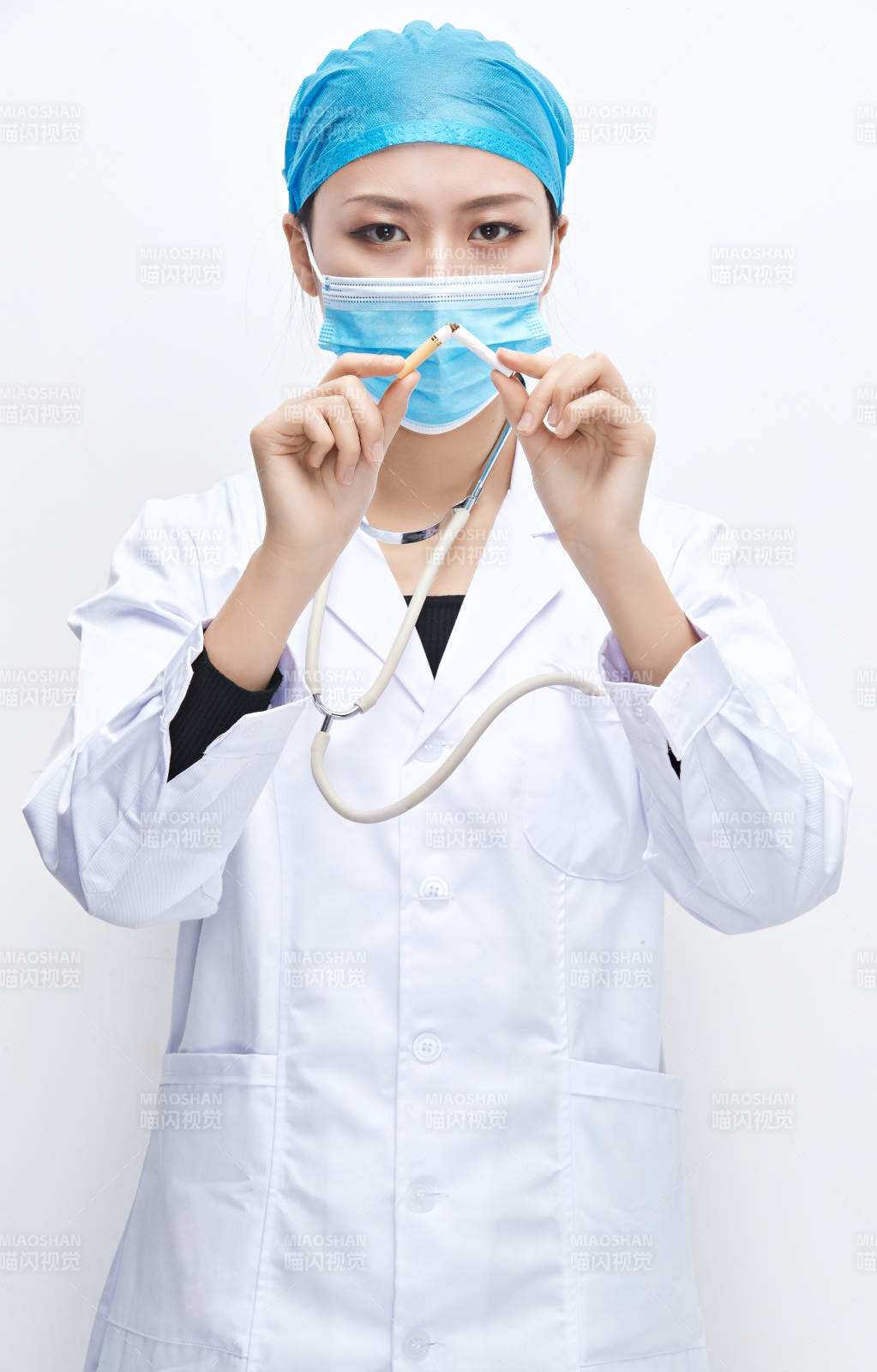 白色背景下传递传递吸烟有害健康信息的医生图片