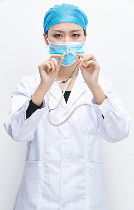 白色背景下传递传递吸烟有害健康信息的医生图片