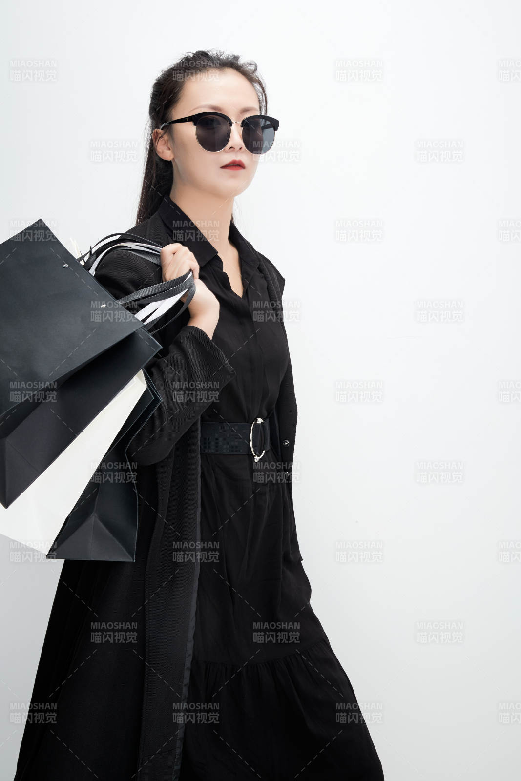 白色背景下手提购物袋时尚美丽的亚洲少女图片