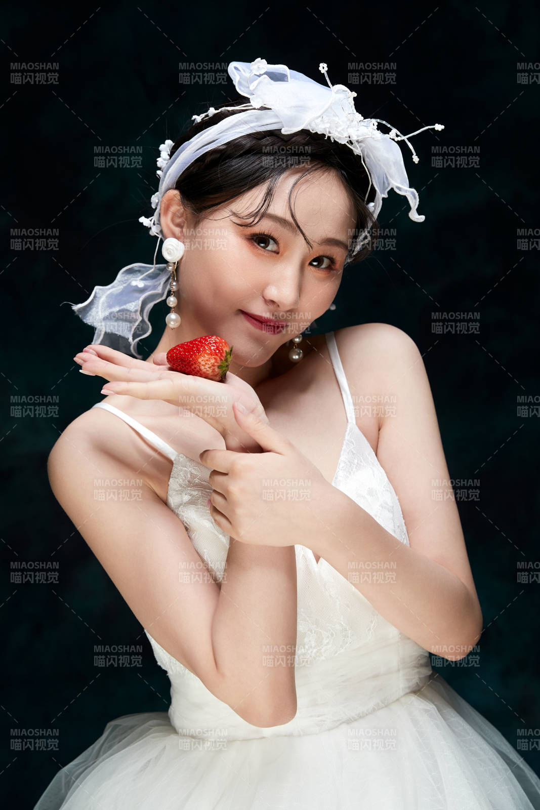 黑色背景下的女性复古婚纱妆面图片