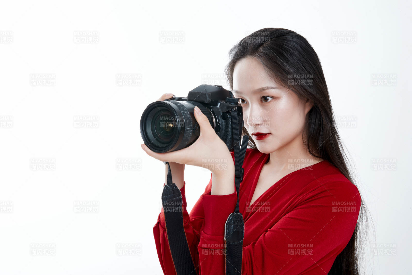 手持相机的亚洲年轻少女的肖像人像图片