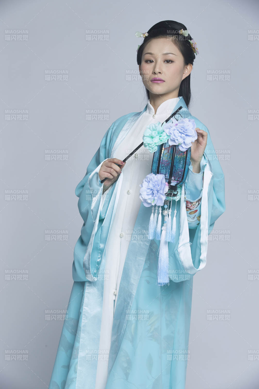 身穿古装的汉服女性人像汉服影棚拍摄图片