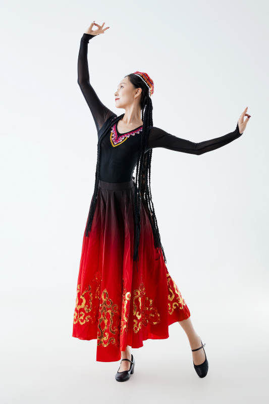 穿着新疆维吾尔族服饰跳舞的少女图片