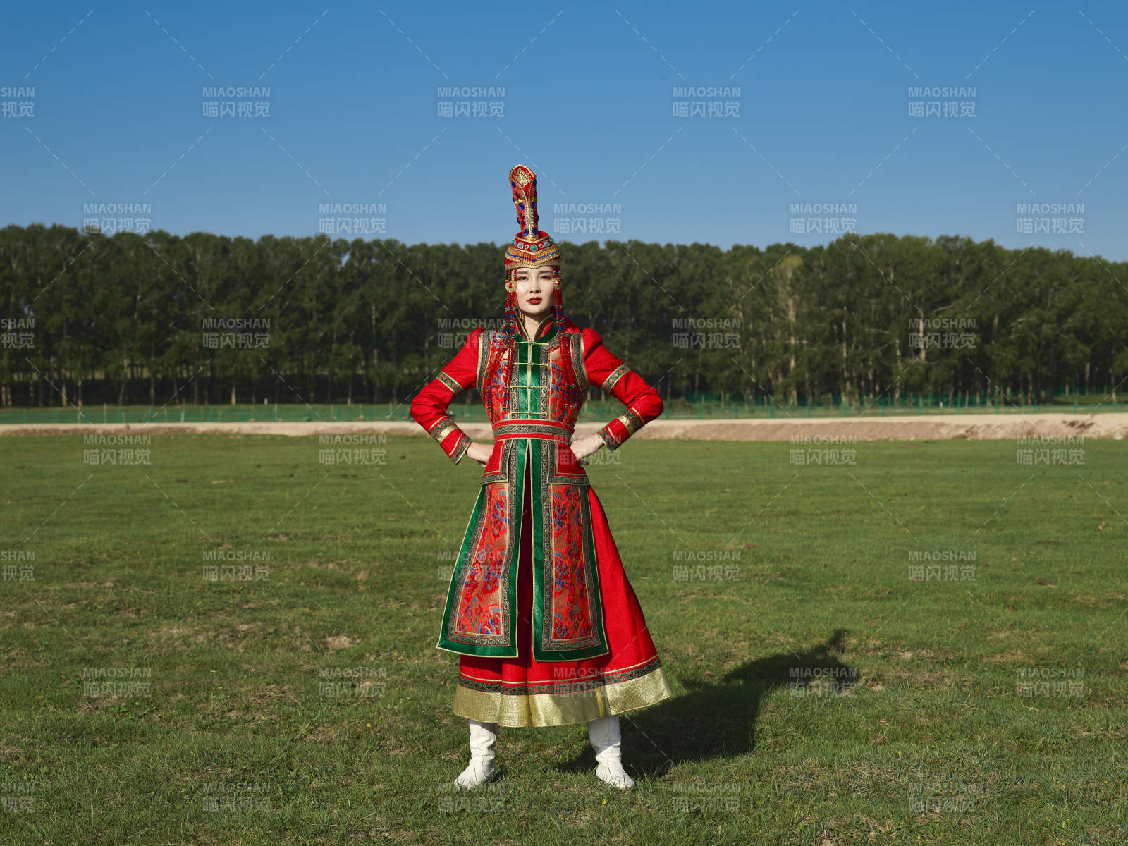 草原上穿着蒙古族传统服饰的亚洲年轻美少女图片