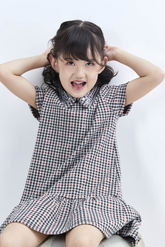 白色色背景的可爱的亚洲小女孩儿童图片