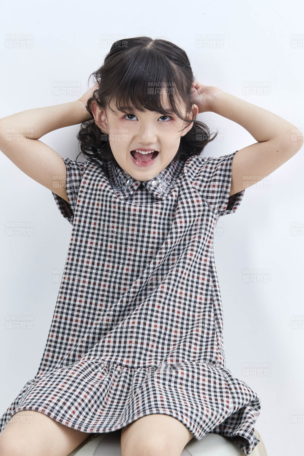 白色色背景的可爱的亚洲小女孩儿童图片