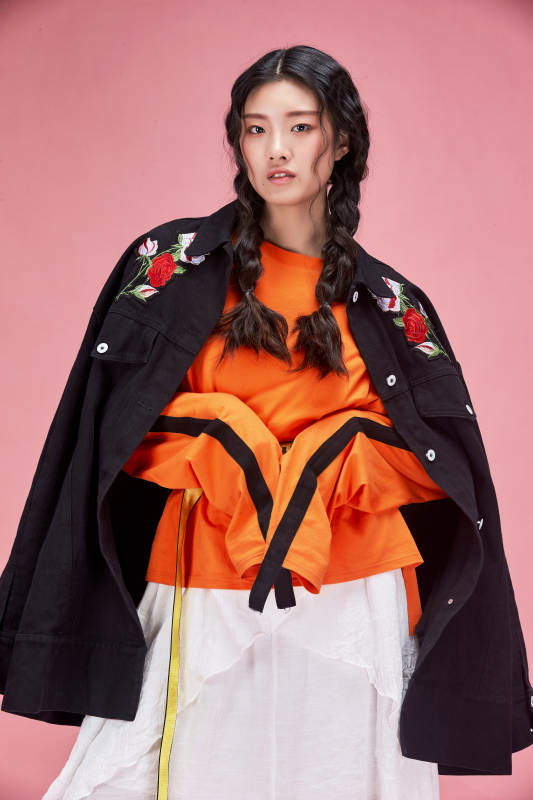 摄影棚拍摄的时尚亚洲女性模特图片