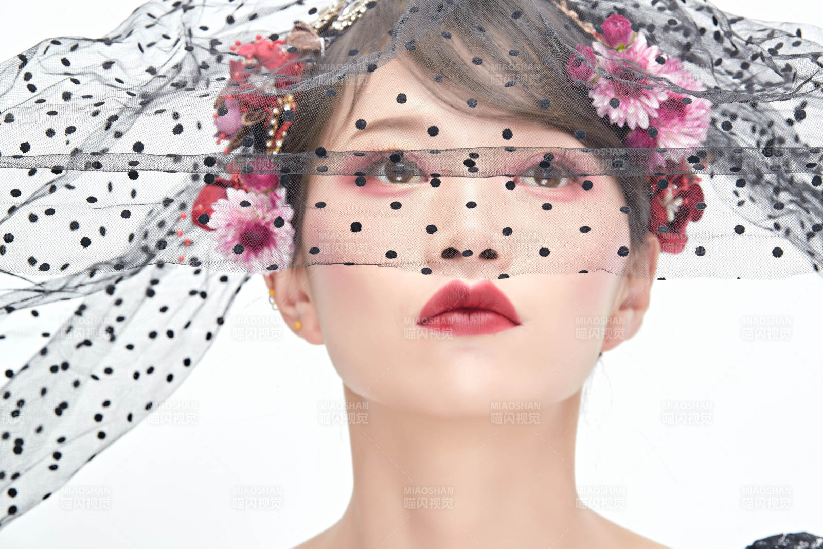 白色背景下的新娘彩妆美女人像图片