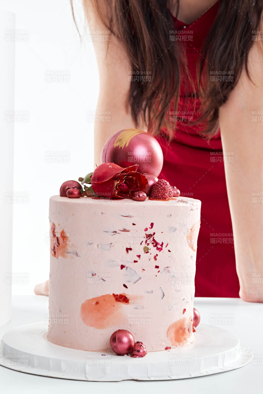 喝红酒品尝蛋糕的年轻女性图片