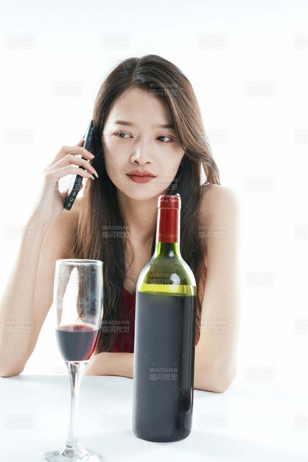 独自品尝红酒的亚洲女性图片