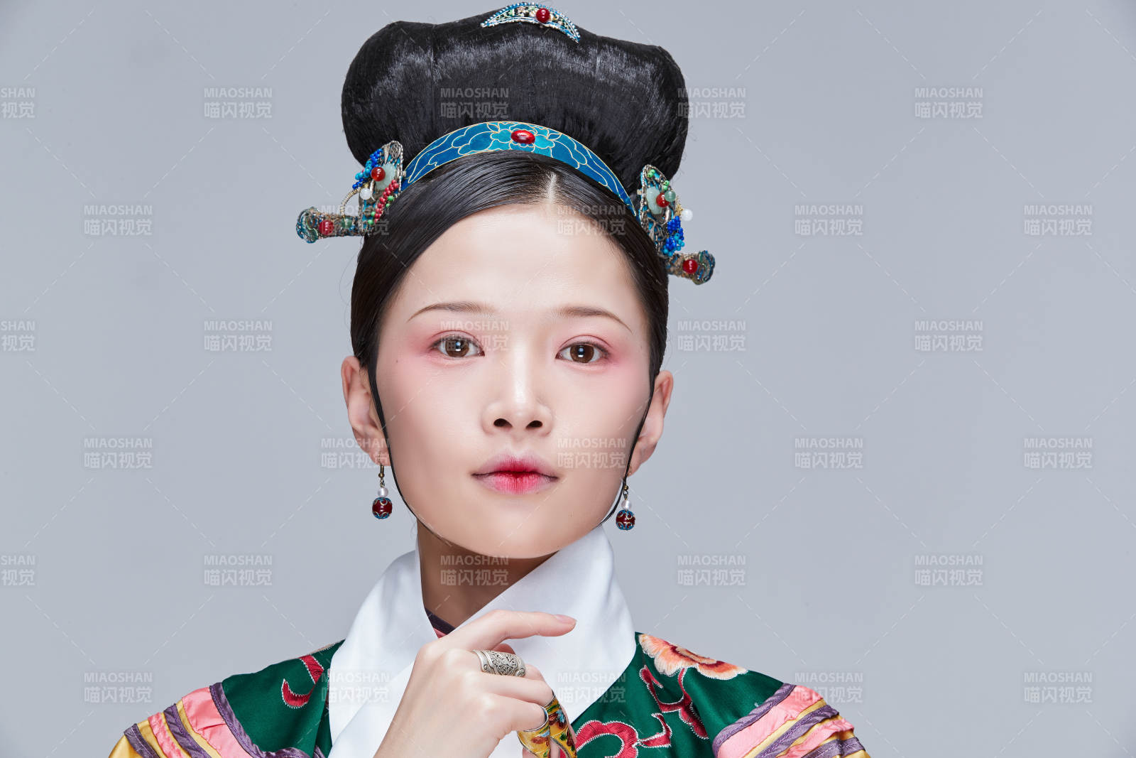 白色背景下的清代女性古装造型清朝古装图片