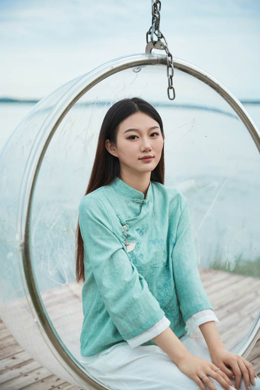 草原湖畔打卡点游玩拍照的亚洲少女图片