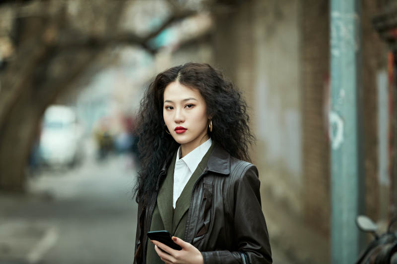 老旧城区里穿着复古港风的美丽清纯少女图片