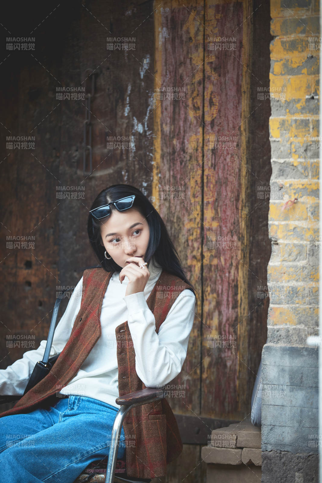 老旧城区里穿着复古港风的美丽清纯少女图片