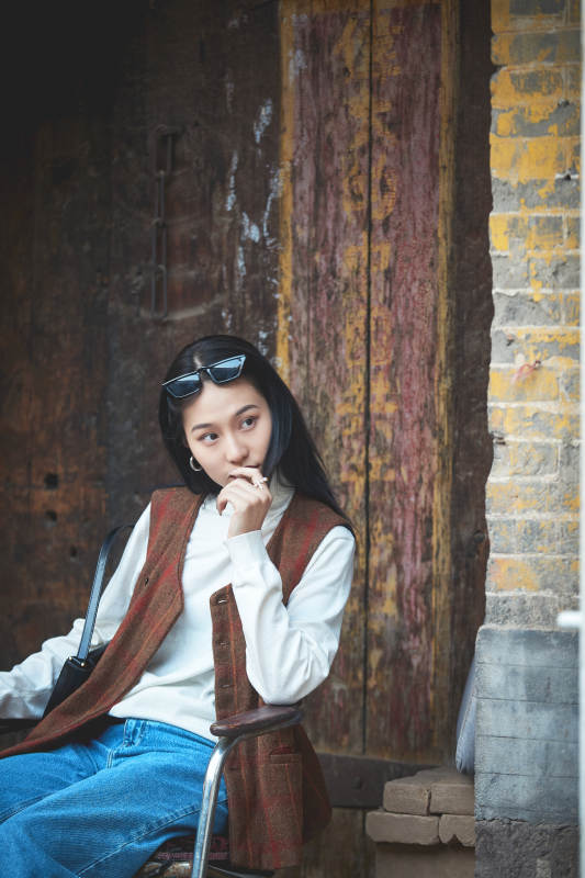 老旧城区里穿着复古港风的美丽清纯少女图片