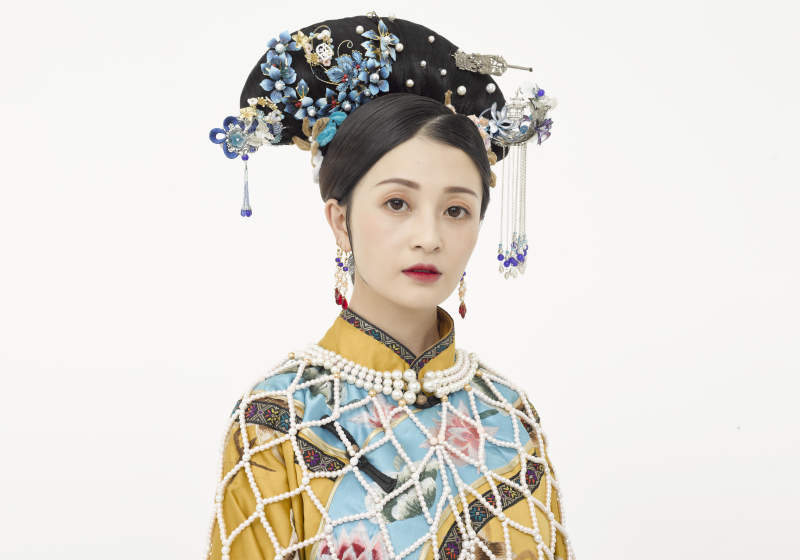 白色背景下的清代女性古装造型清朝古装图片