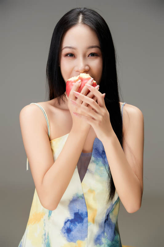 吃水果的亚洲东方长发少女图片