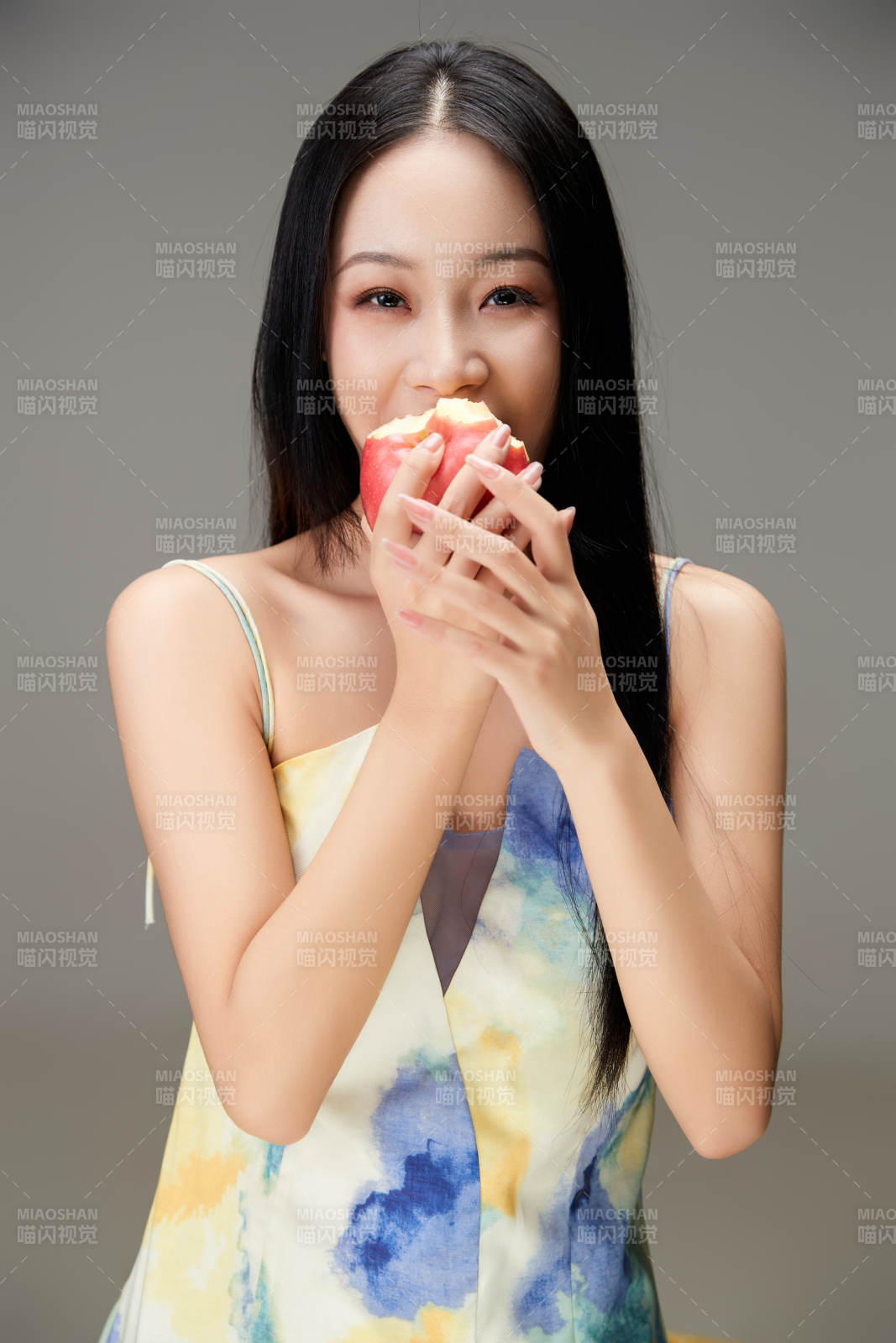 吃水果的亚洲东方长发少女图片