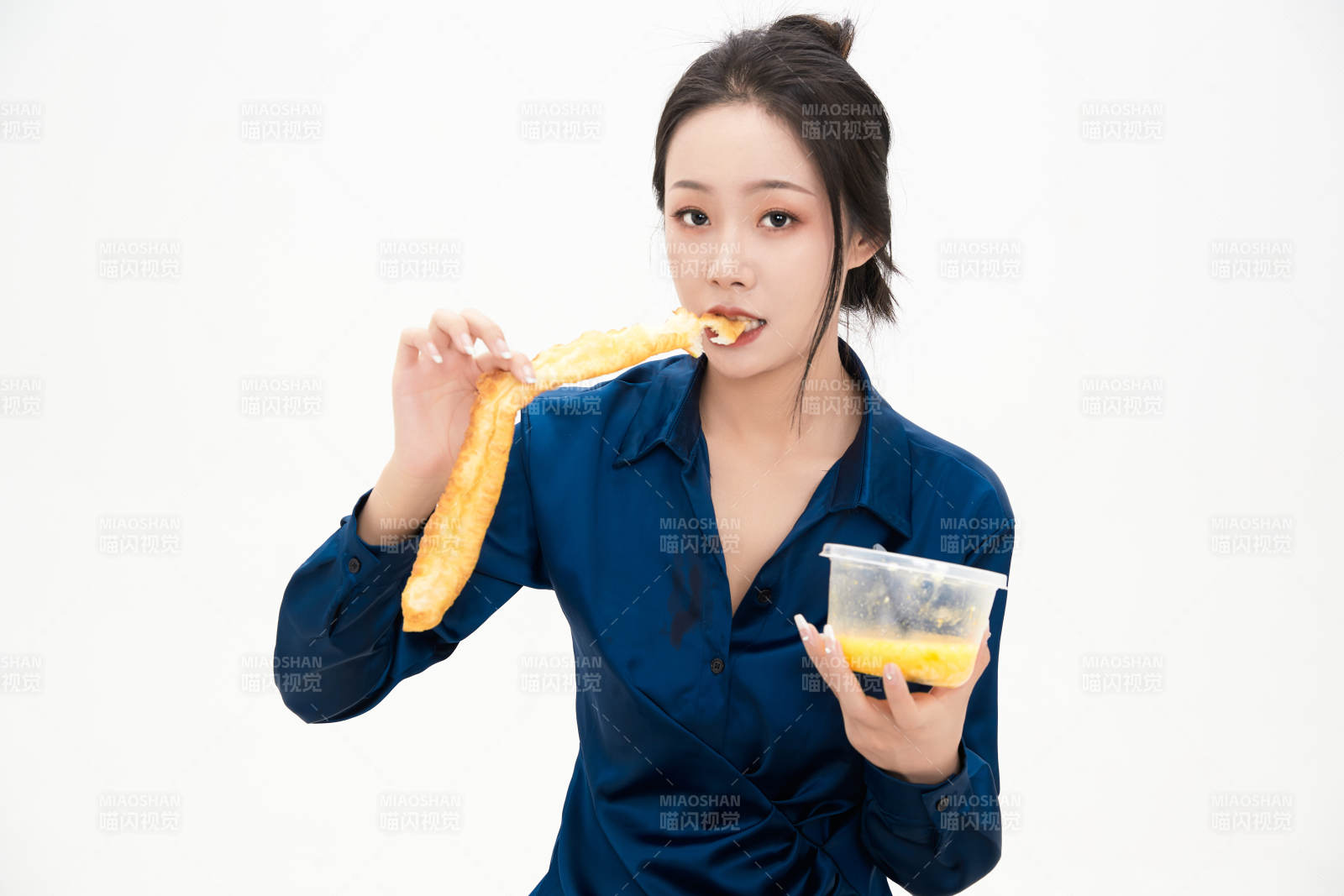 大吃特吃的亚洲可爱少女人像图片