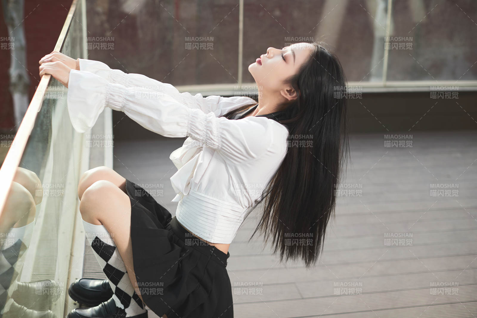 日系户外公园穿jk校服的少女图片