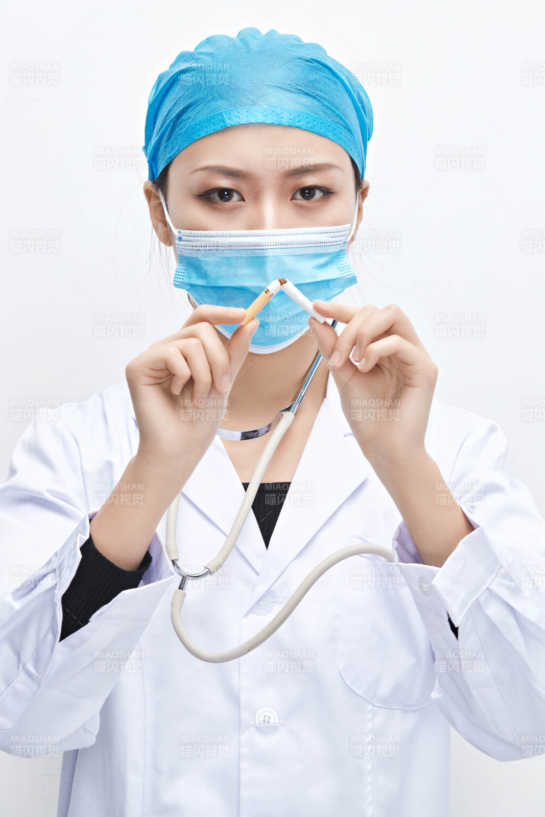 白色背景下传递传递吸烟有害健康信息的医生图片
