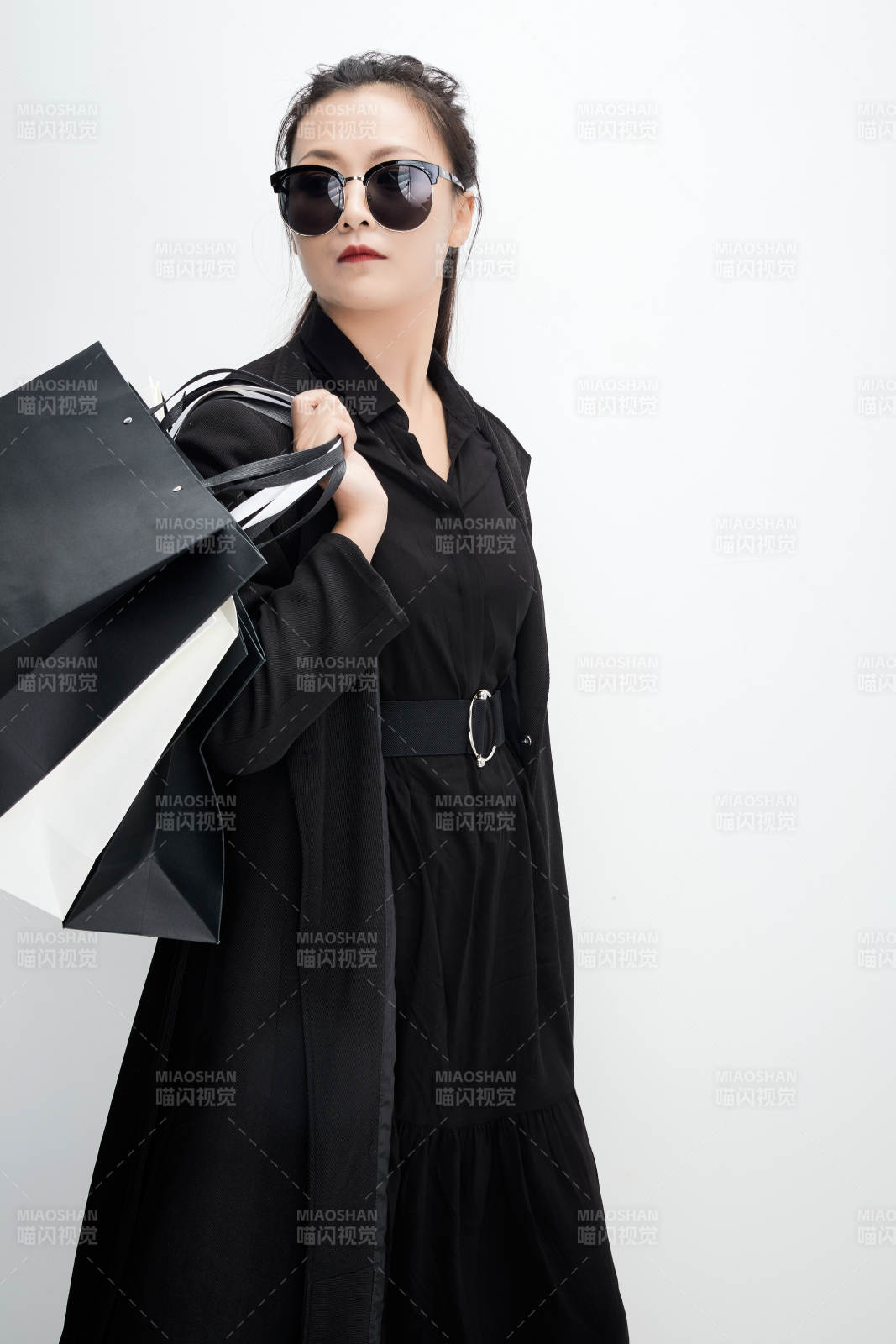 白色背景下手提购物袋时尚美丽的亚洲少女图片