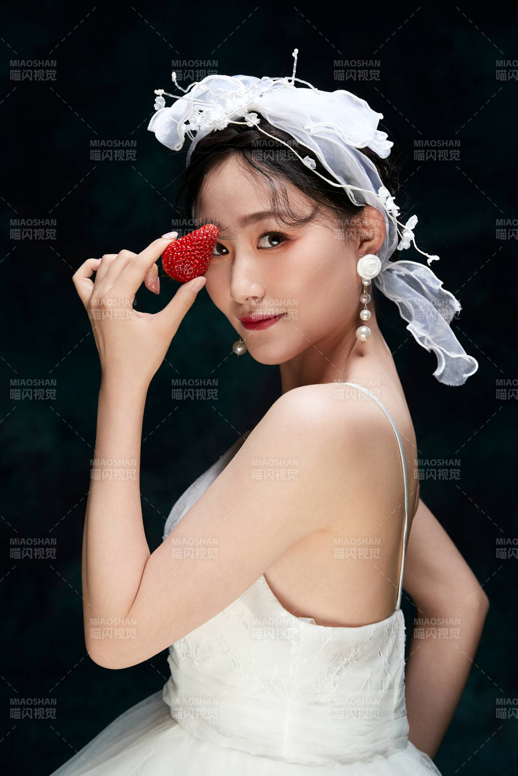 黑色背景下的女性复古婚纱妆面图片