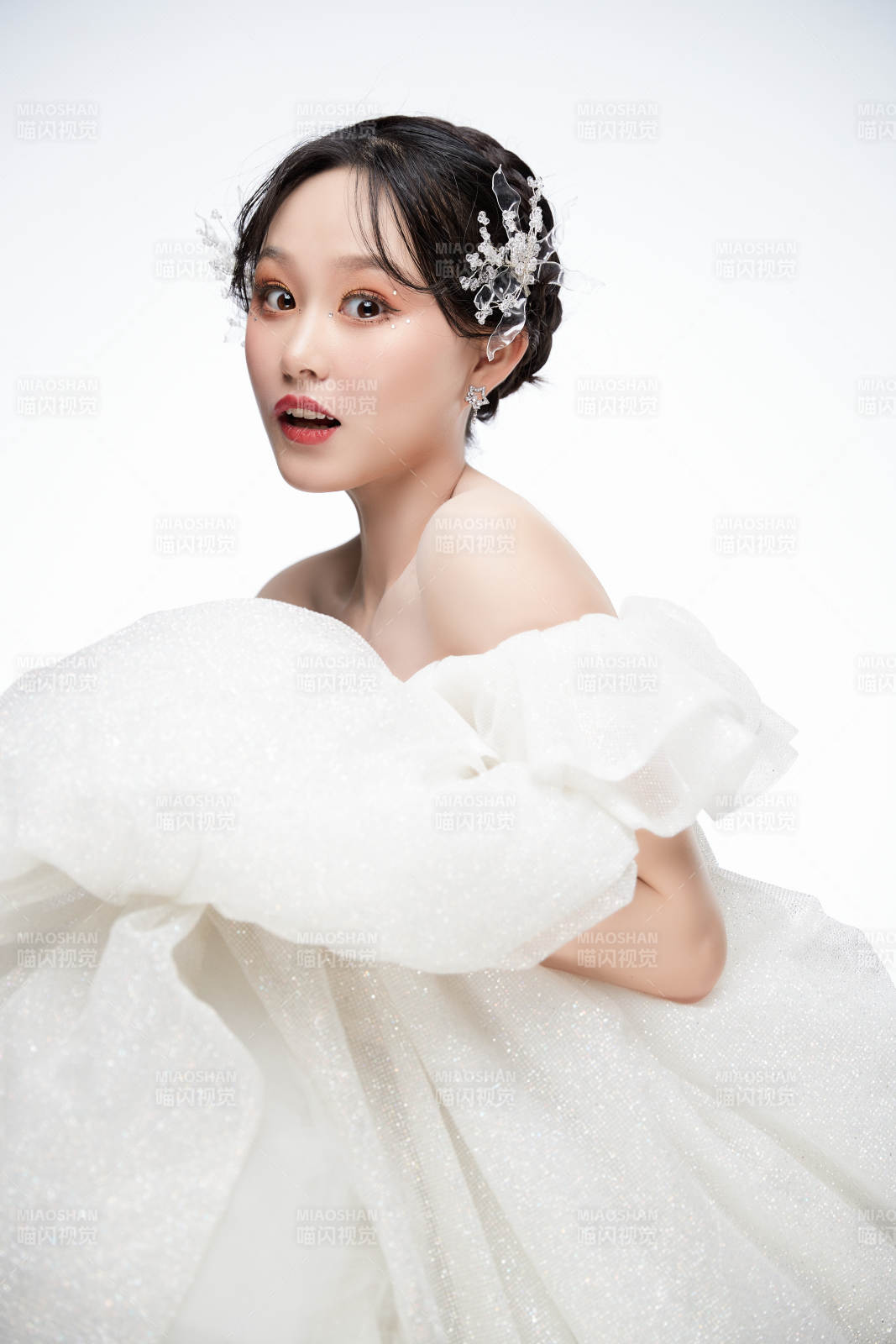 女性婚纱妆面图片