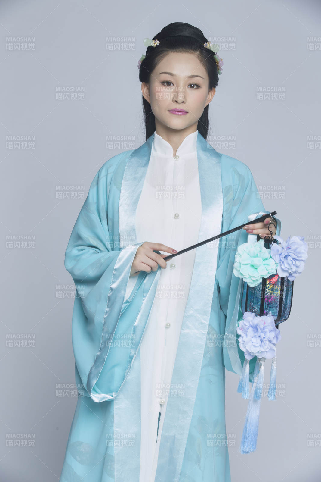 身穿古装的汉服女性人像汉服影棚拍摄图片