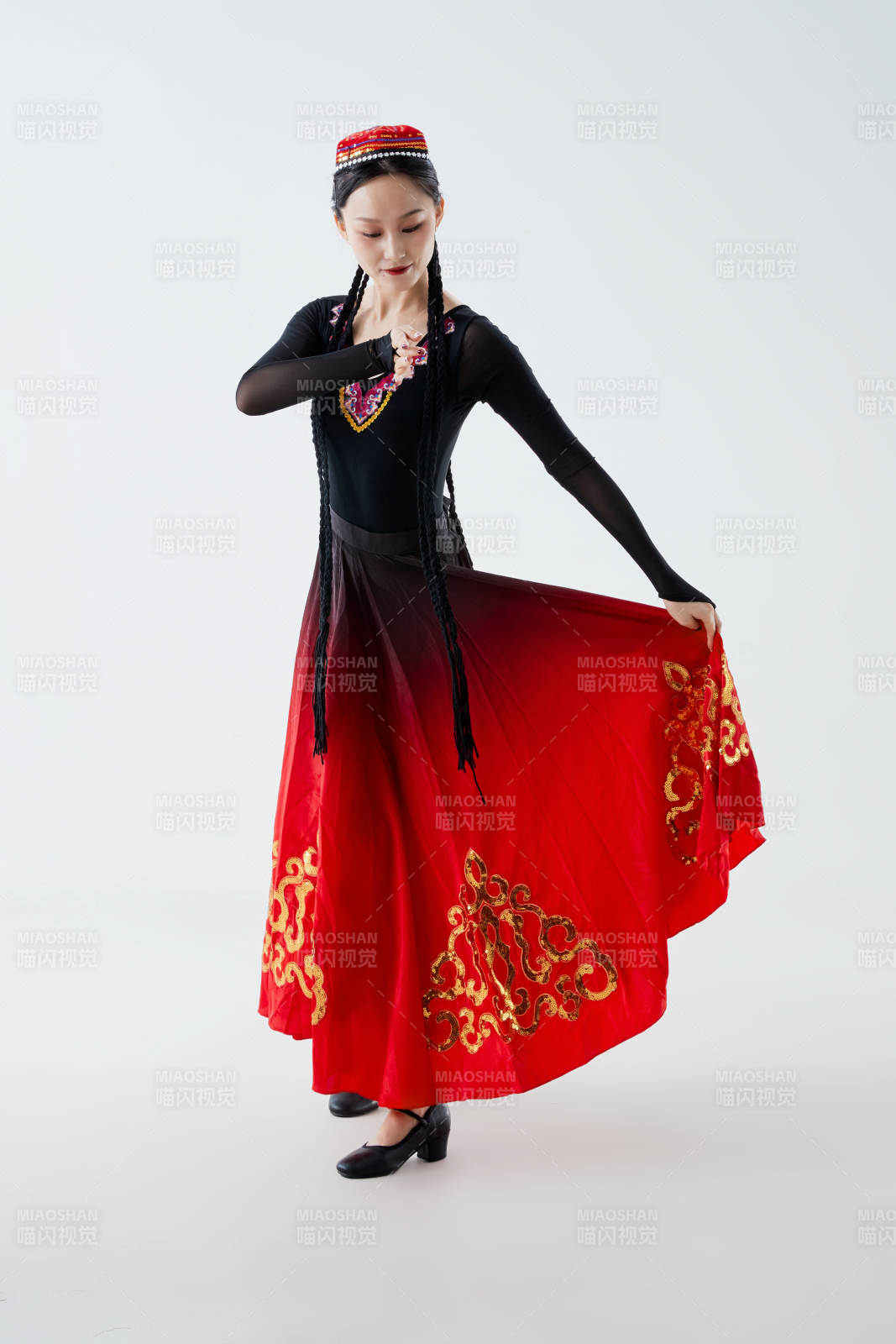 穿着新疆维吾尔族服饰跳舞的少女图片