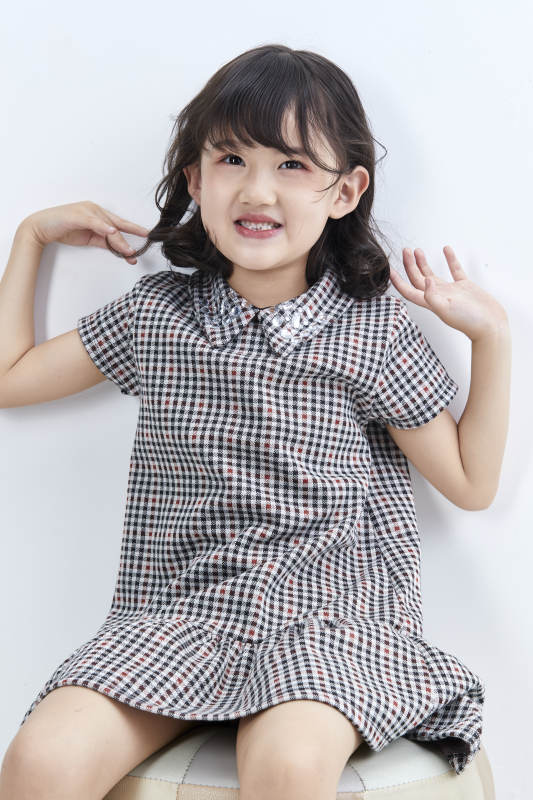 白色色背景的可爱的亚洲小女孩儿童图片