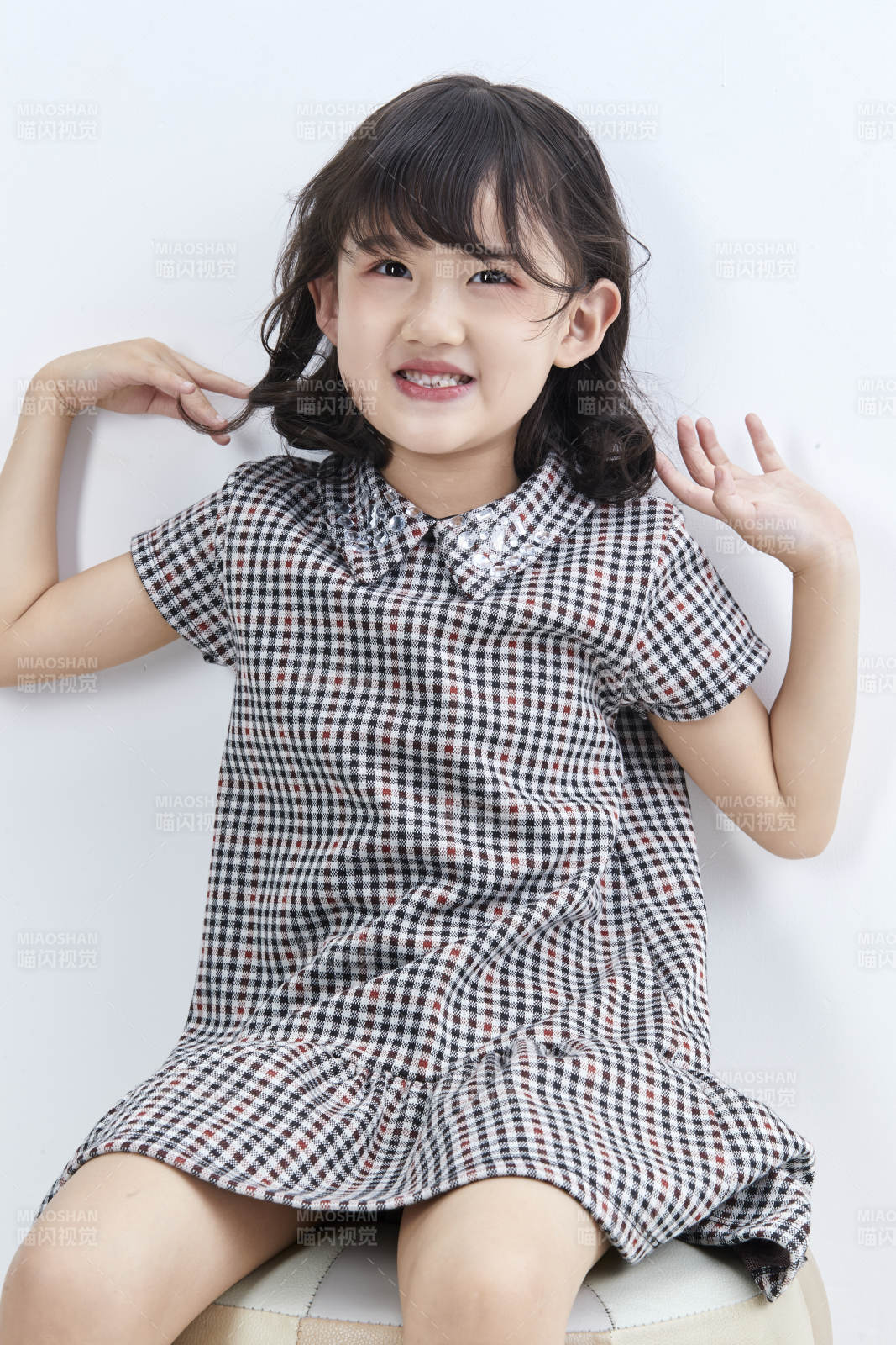 白色色背景的可爱的亚洲小女孩儿童图片