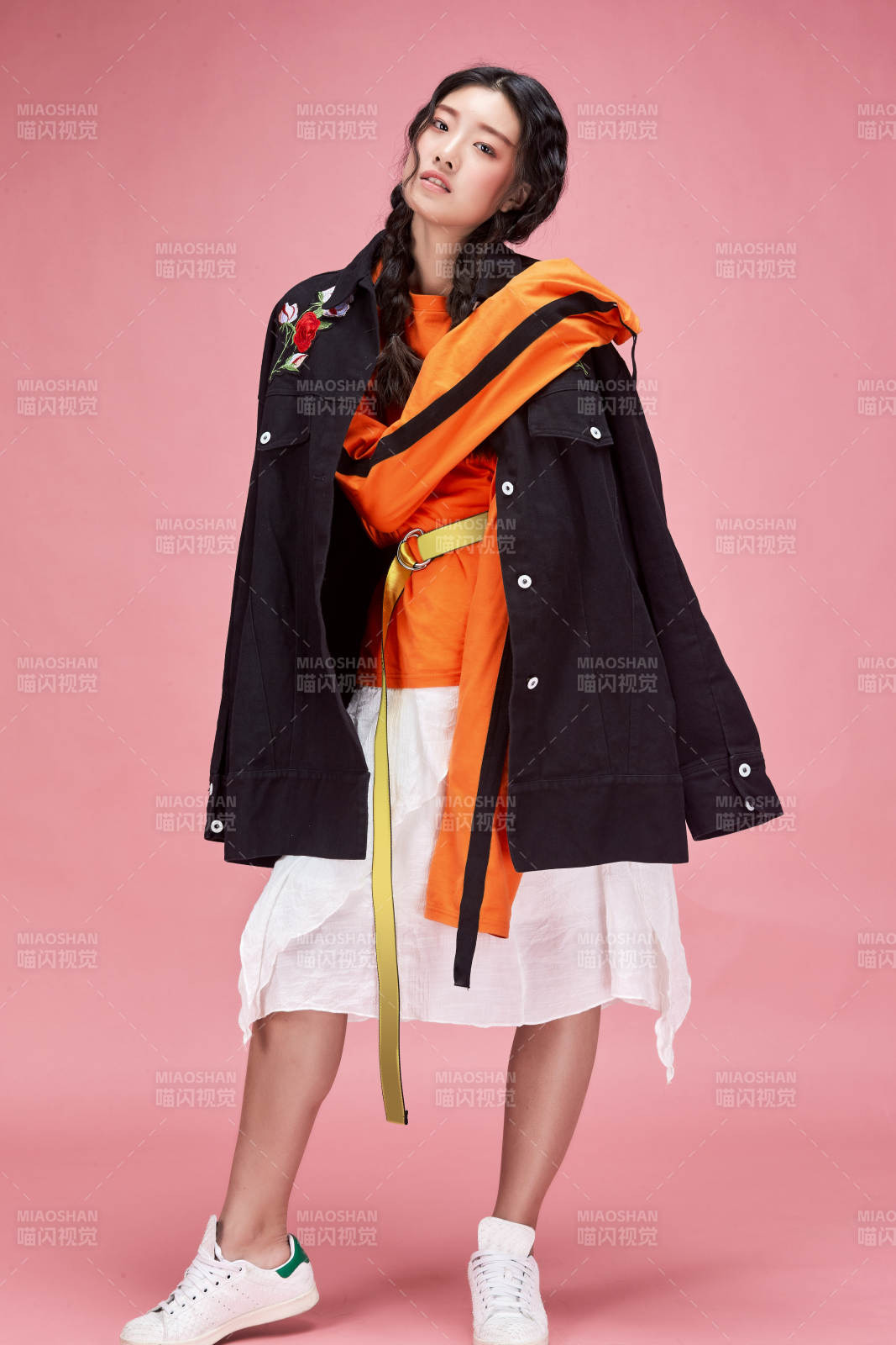 摄影棚拍摄的时尚亚洲女性模特图片