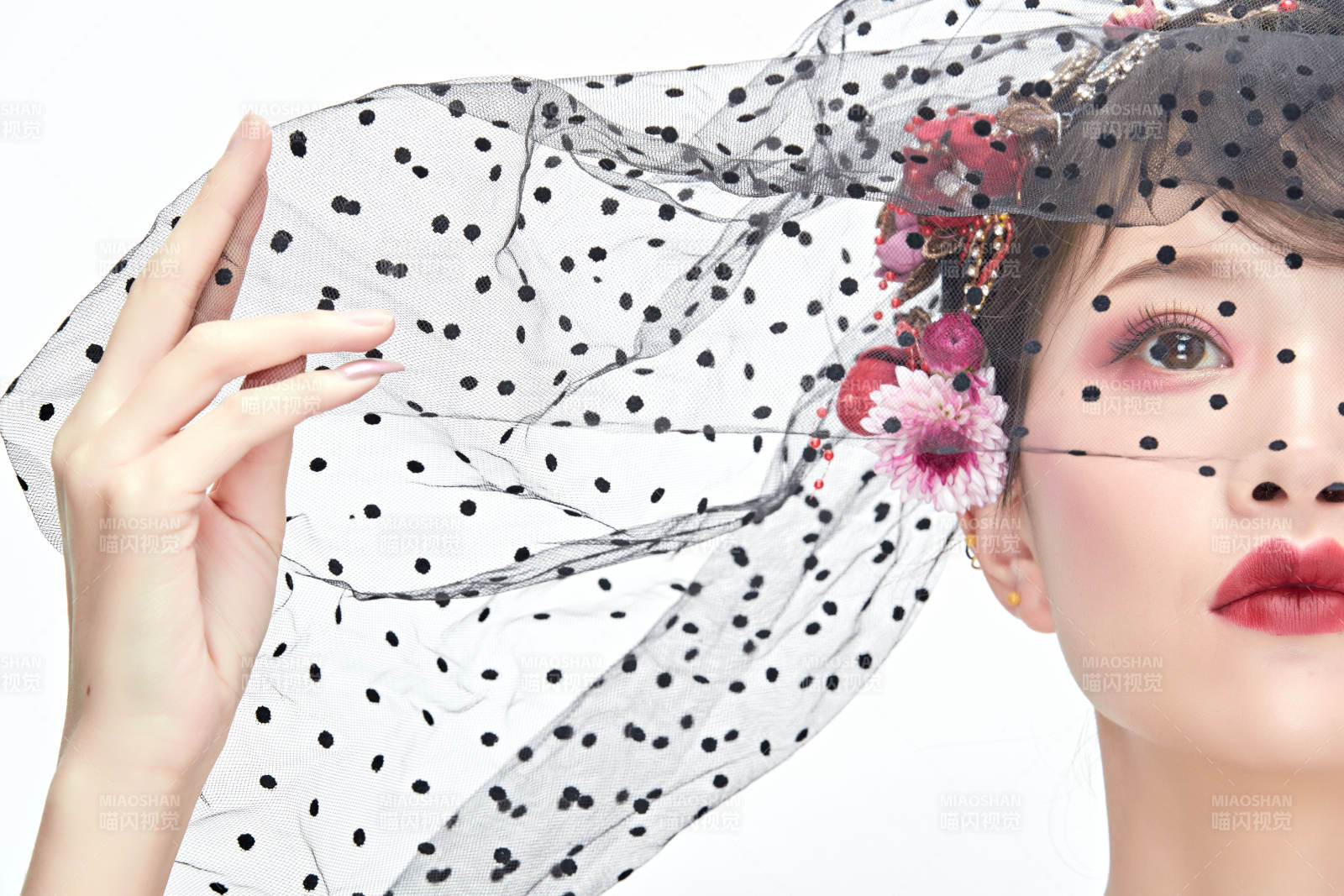 白色背景下的新娘彩妆美女人像图片