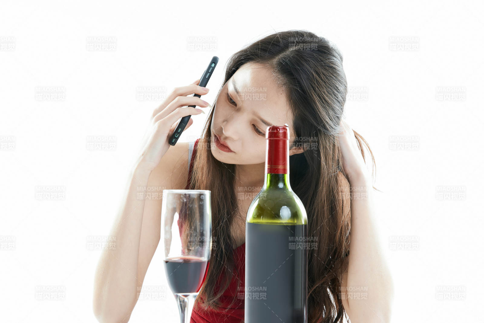 独自品尝红酒的亚洲女性图片