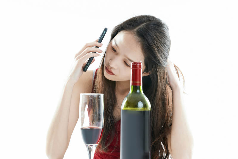 独自品尝红酒的亚洲女性图片