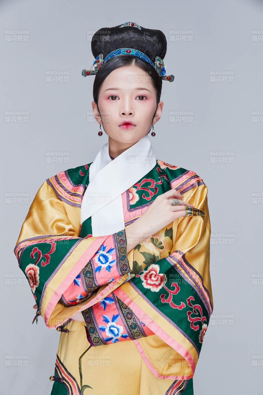 白色背景下的清代女性古装造型清朝古装图片