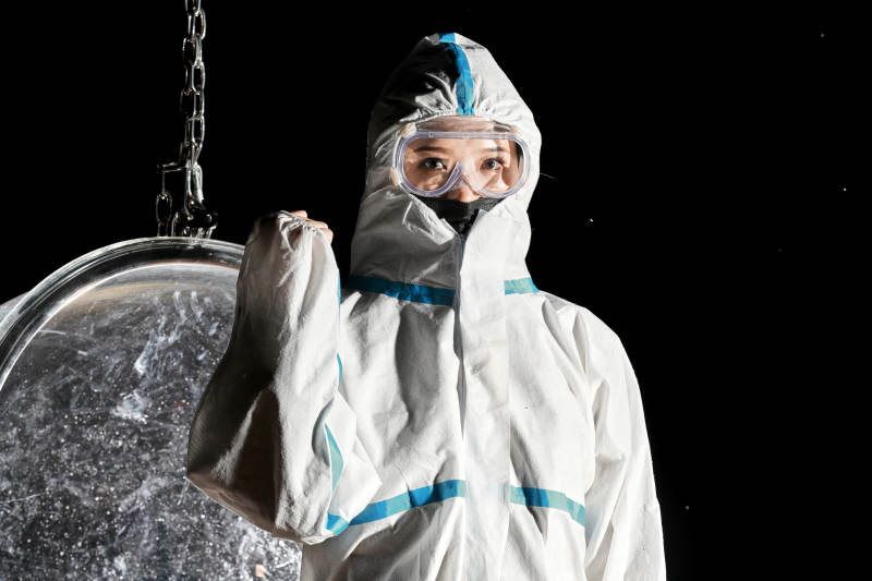 穿白色防护服佩戴护目镜口罩的女性防护人员图片