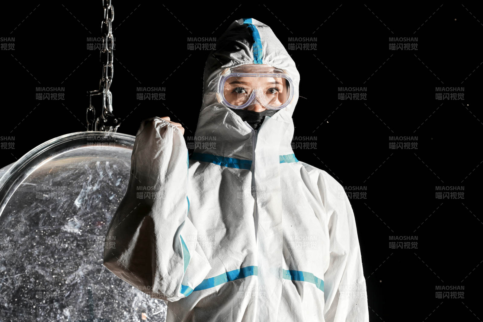 穿白色防护服佩戴护目镜口罩的女性防护人员图片